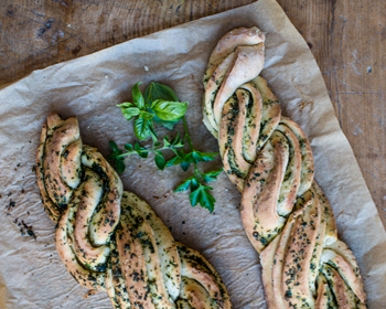 Read more about the article Geflochtenes Pesto Brot