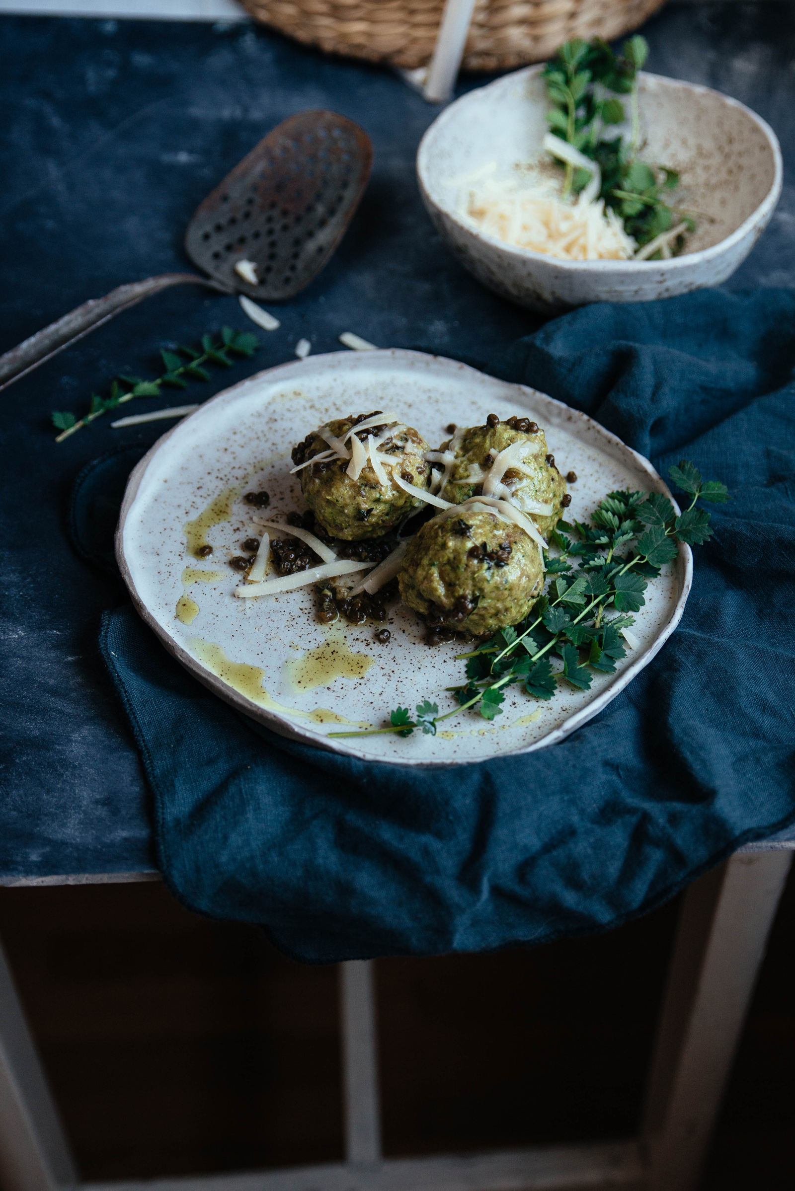 Read more about the article Spinatknödel mit Holunderbeerenkapern