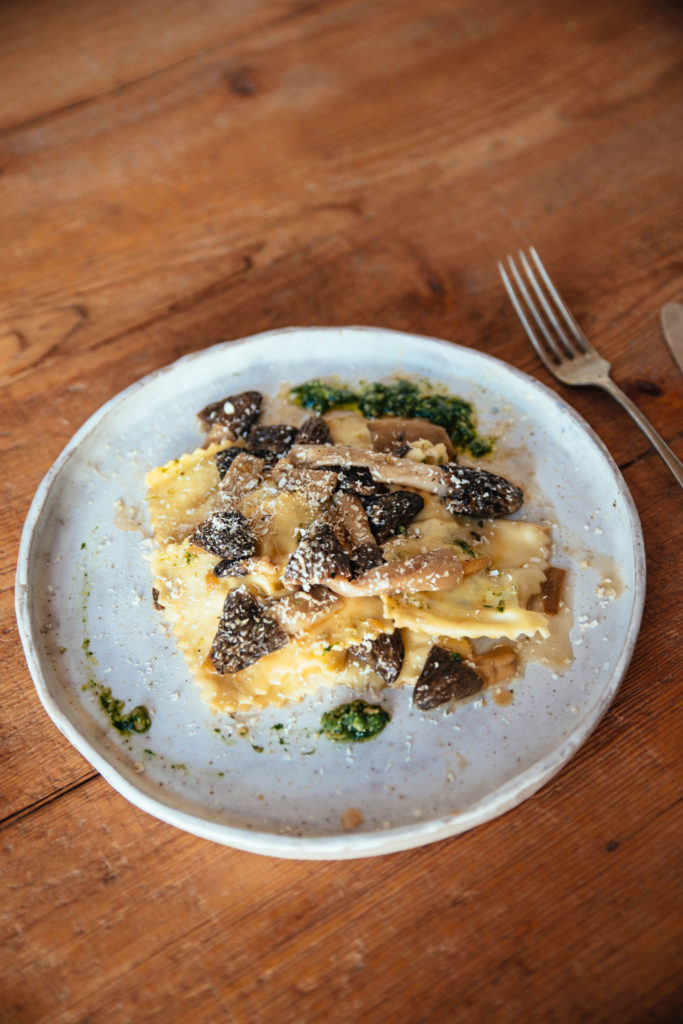 selbstgemachte Pasta | Ravioli mit Schafstopfen-Bärlauch-Füllung und gebratenen Spitzmorcheln