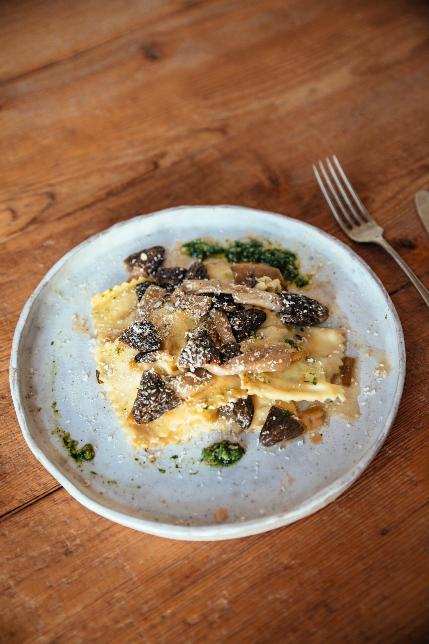 You are currently viewing selbstgemachte Pasta | Ravioli mit Schafstopfen-Bärlauch-Füllung und gebratenen Spitzmorcheln