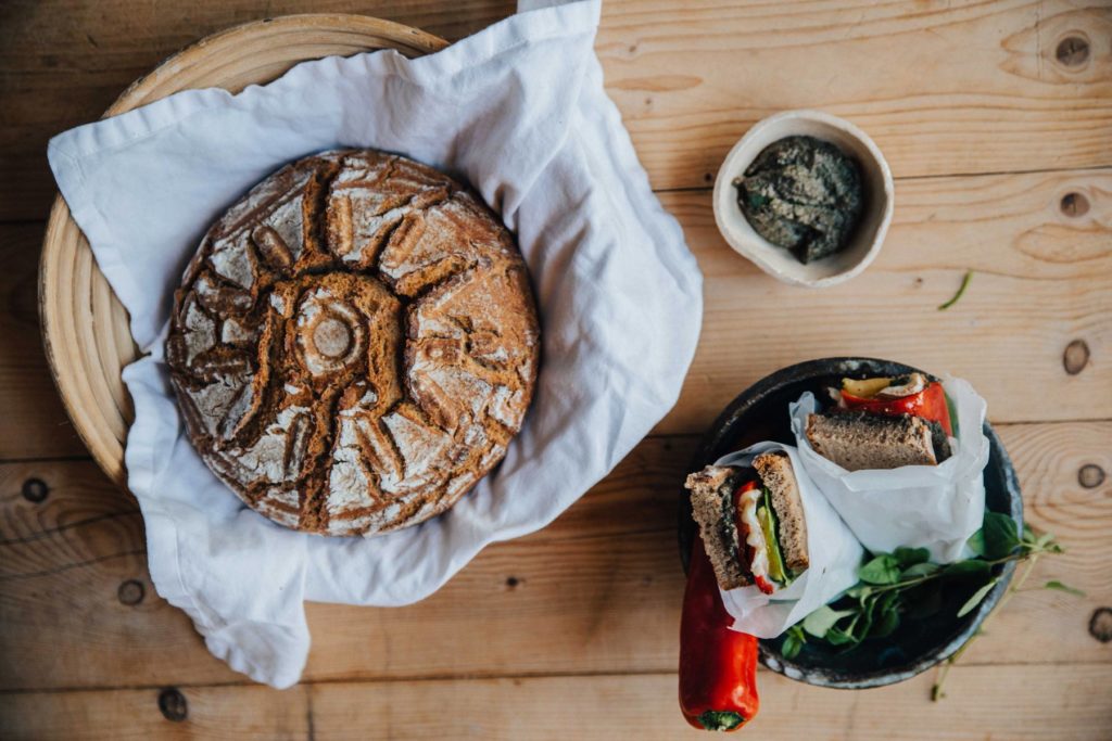 Bio-Sonnen-Ura-Sandwich mit Oliventapenade, gegrilltem Spitzpaprika und Schaf-Camembert | In Kooperation mit Ja! Natürlich