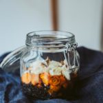 Amaranth-Salat im Glas mit Gewürzkarotten und Feta | Kooperation mit Ja! Natürlich
