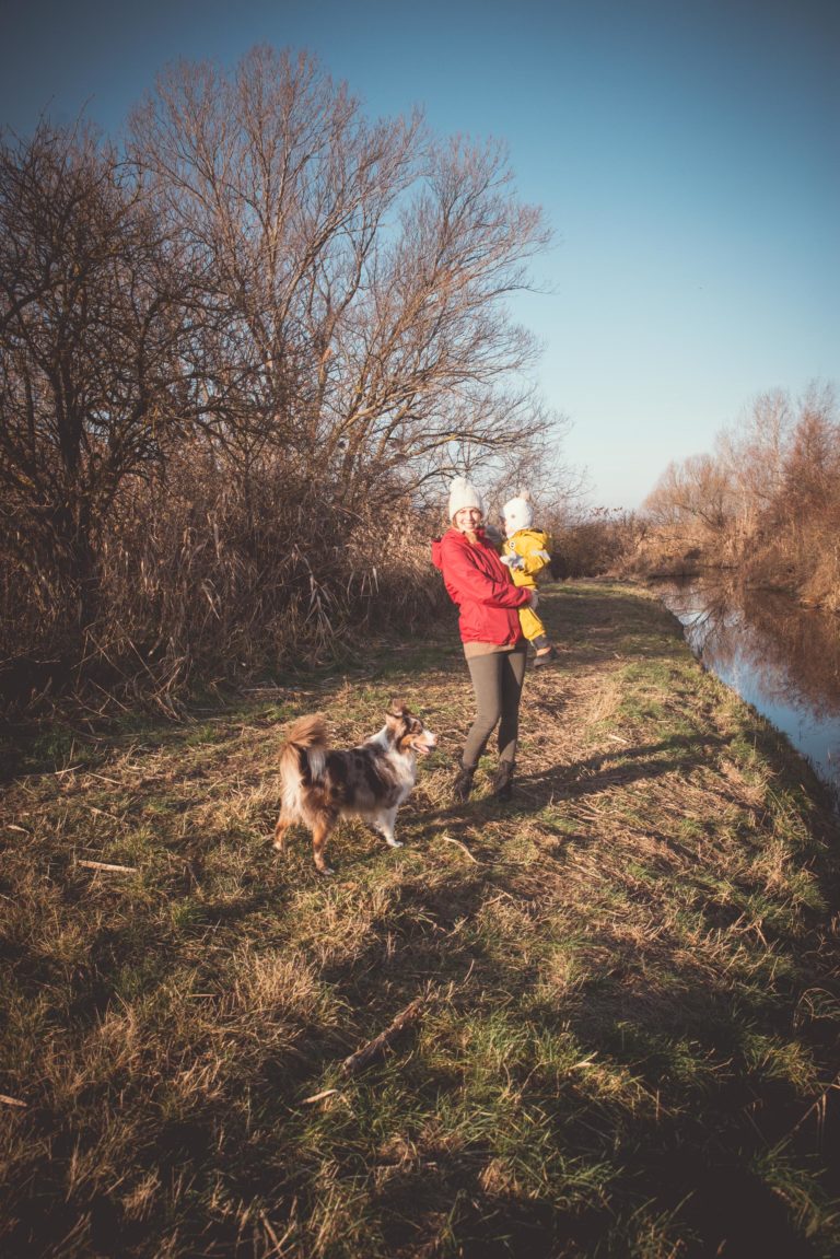 Hund und Baby/ Kleinkind mit Achtsamkeit und Respekt zur lebenslangen