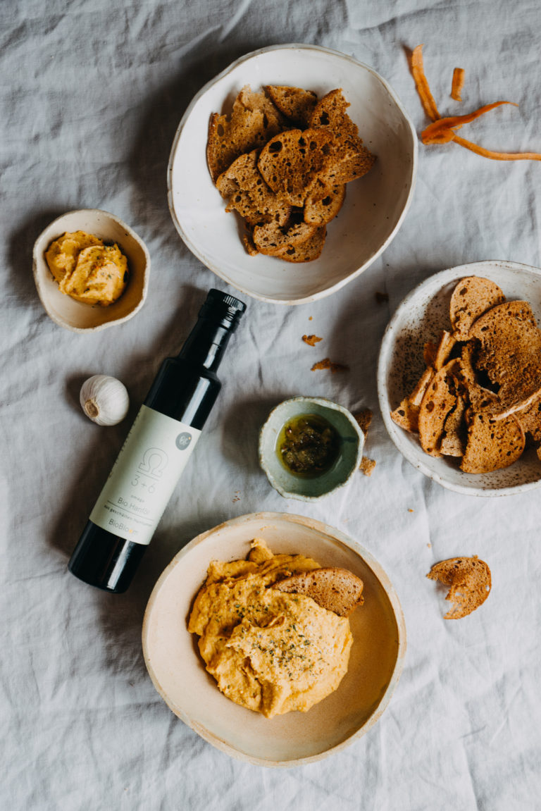 Karottenhummus mit Knoblauch-Brotchips mit Hanföl - Das Mundwerk Karottenhummus mit Knoblauch-Brotchips mit Hanföl - Das Mundwerk