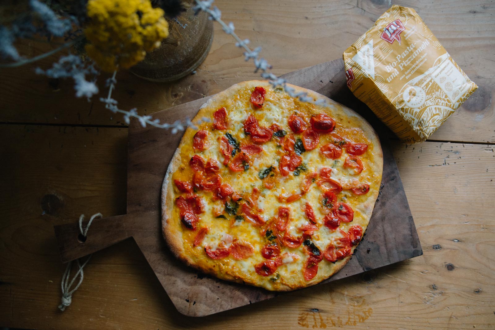 You are currently viewing Sauerteig-Pizza mit Ja! Natürlich Bio-Pasta- und Pizzamehl mit Tomaten-Smash und Mini-Mozzarella