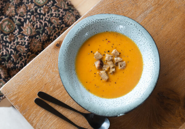 cremige Süßkartoffelsuppe mit Brotcroutons - Das Mundwerk