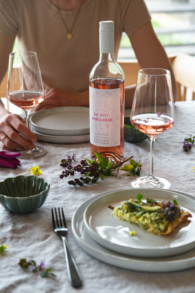 schnelle Blätterteig-Quiche mit Wildkräutern und Spargel - Das Mundwerk