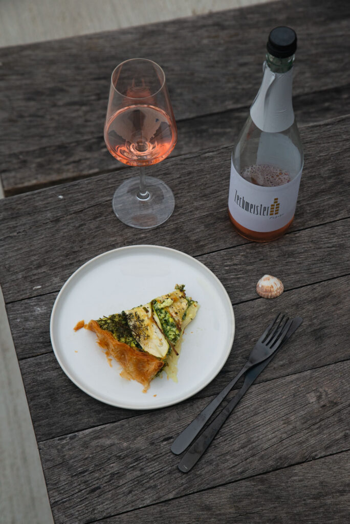 schnelle Blätterteig-Quiche mit Wildkräutern und Spargel - Das Mundwerk