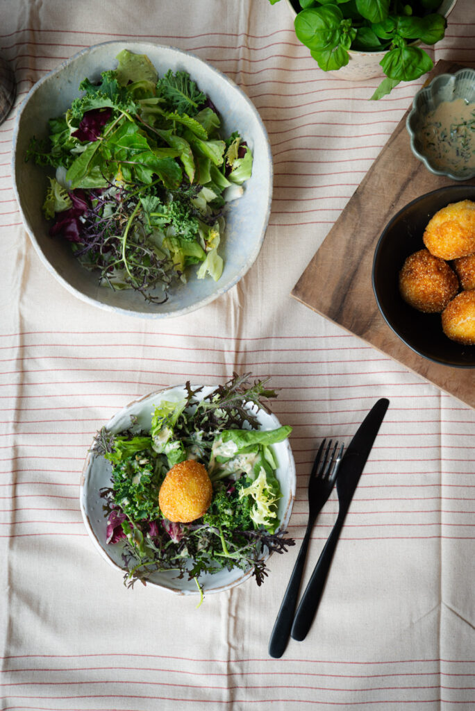 Gebackene Eier auf Frühlingssalat mit Senfdressing - Das Mundwerk Gebackene Eier auf Frühlingssalat mit Senfdressing - Das Mundwerk