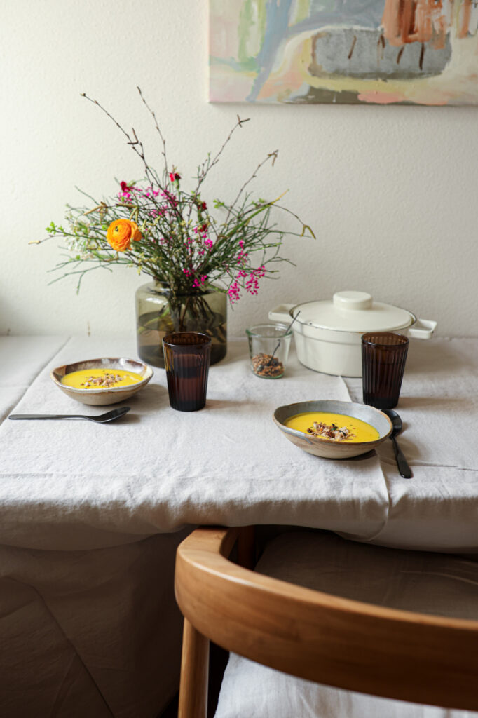 Pastinaken-Karotten Cremesuppe mit Schwarzbrotcroutons