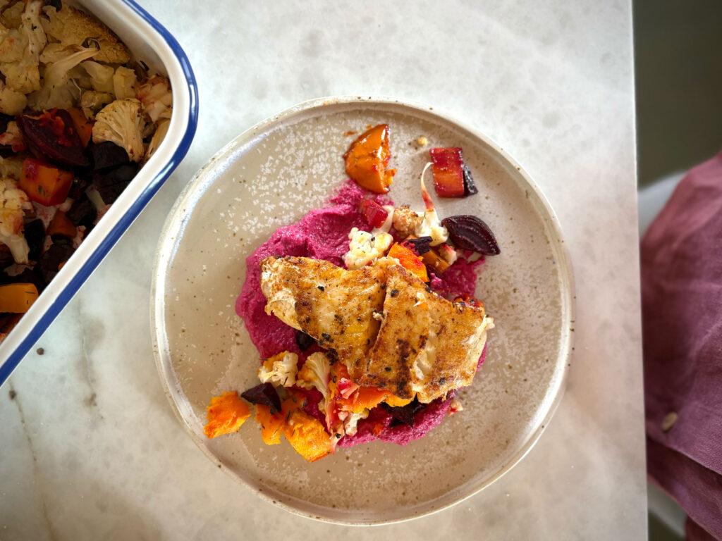 Zander auf Rote-Rüben-Creme mit Ofengemüse